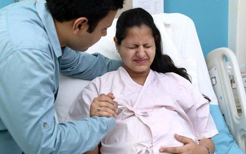 Đặc điểm cơn đau đẻ và diễn biến cuộc chuyển dạ