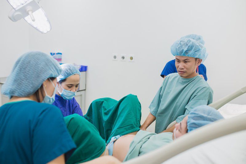 Đặc điểm cơn đau đẻ và diễn biến cuộc chuyển dạ