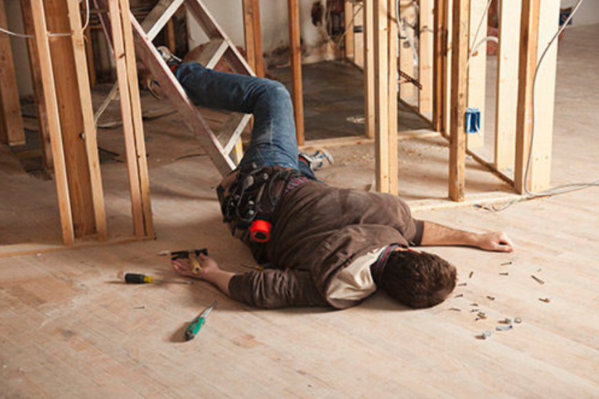Lưu ý trong điều trị và chăm sóc người cao tuổi bị gãy cổ xương đùi