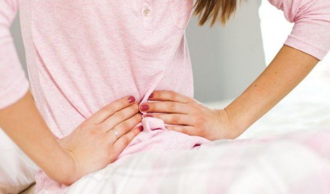 Nữ bị tiểu buốt ra máu, đau tức bụng dưới: Cảnh giác viêm đường tiết niệu