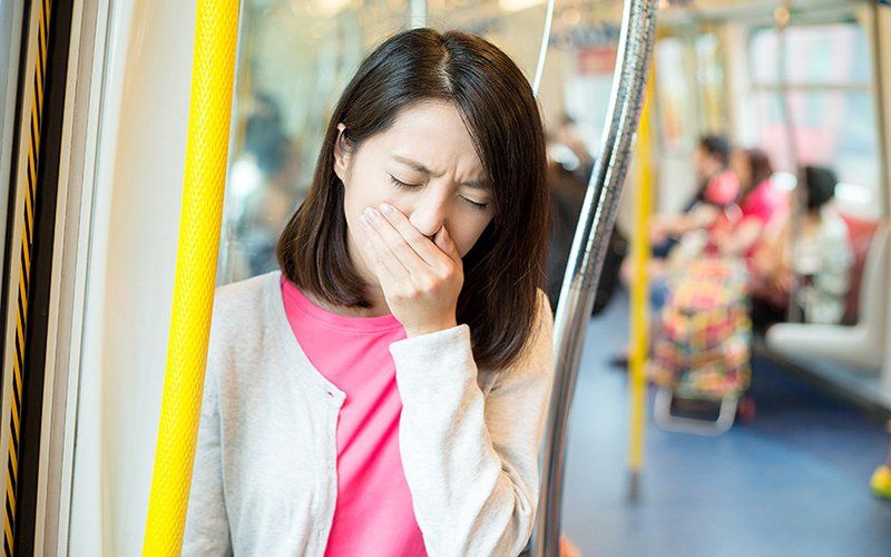 Lưu ý sử dụng miếng dán chống say tàu xe