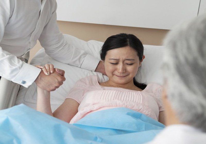 Điều trị sa trực tràng kiểu túi bằng mảnh ghép đặt sau âm đạo