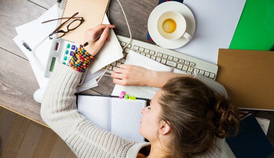 Làm thế nào để tỉnh táo sau một đêm thức trắng?