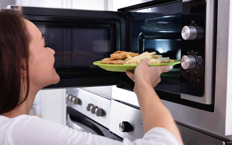 Lò vi sóng có làm thực phẩm của chúng ta kém lành mạnh không?