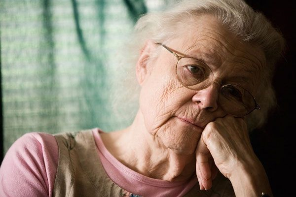 Hướng dẫn chăm sóc tại nhà cho người bị thoái hóa điểm vàng thể ướt