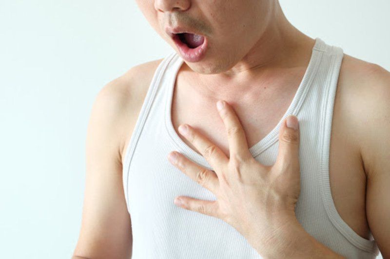 Điều gì gây ra cơn đau ở bên phải của ngực?