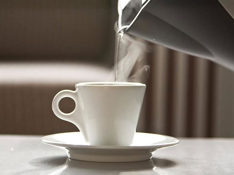 Uống nước ấm trước khi đi ngủ có tác dụng gì không?