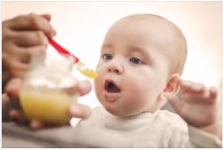 Mách mẹ thời điểm bé sẵn sàng ăn dặm?