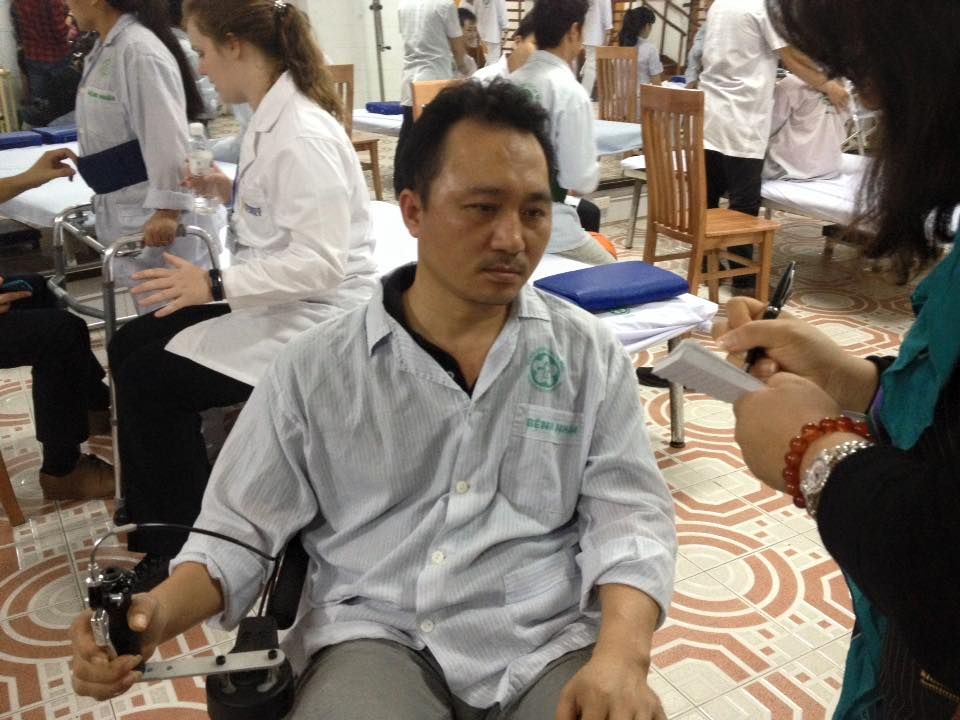 Bị liệt sau tai biến mạch máu não có thể đi lại nhờ xe lăn đạp chân - Bệnh viện Bạch Mai