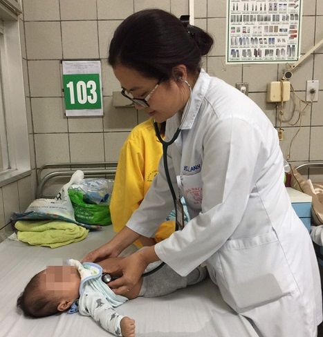 Bác sĩ nhi khoa chỉ rõ những dấu hiệu nặng của trẻ mắc bệnh chân tay miệng - Bệnh viện Bạch Mai