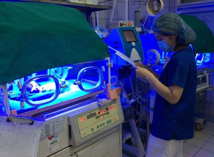 7 ngày sau sinh - thời gian vàng để phòng ngừa biến chứng thần kinh nghiêm trọng do vàng da ở trẻ sơ sinh - Bệnh viện Bạch Mai