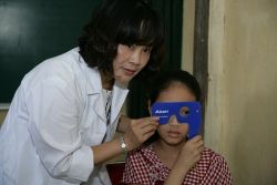 Bác sĩ chuyên khoa mắt chỉ cách phòng tránh tật khúc xạ tuổi học đường - Bệnh viện Bạch Mai