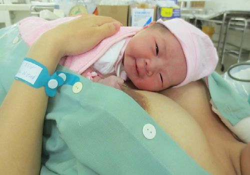 Phương pháp 'da kề da' cứu sống nhiều trẻ sinh non - Bệnh viện Bạch Mai