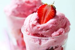 Sữa chua đông lạnh và kem: Món nào lành mạnh hơn?