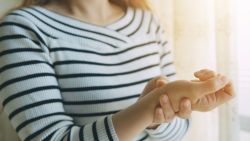 Thiếu hụt vitamin D ảnh hưởng thế nào đến bệnh viêm khớp dạng thấp?