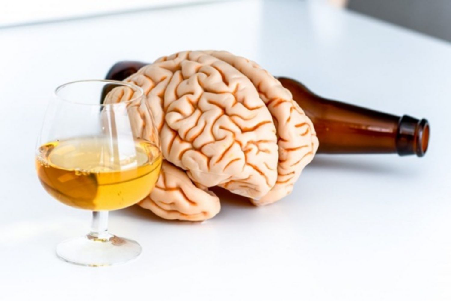 Bệnh lý thần kinh do rượu: Triệu chứng, điều trị và phòng ngừa