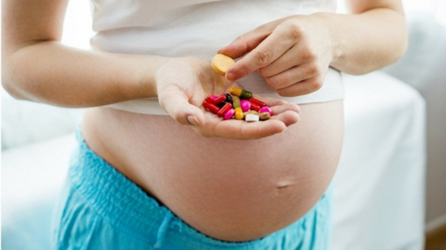 Thực phẩm chức năng khi mang thai: Chất nào nên uống? Chất nào nên tránh?