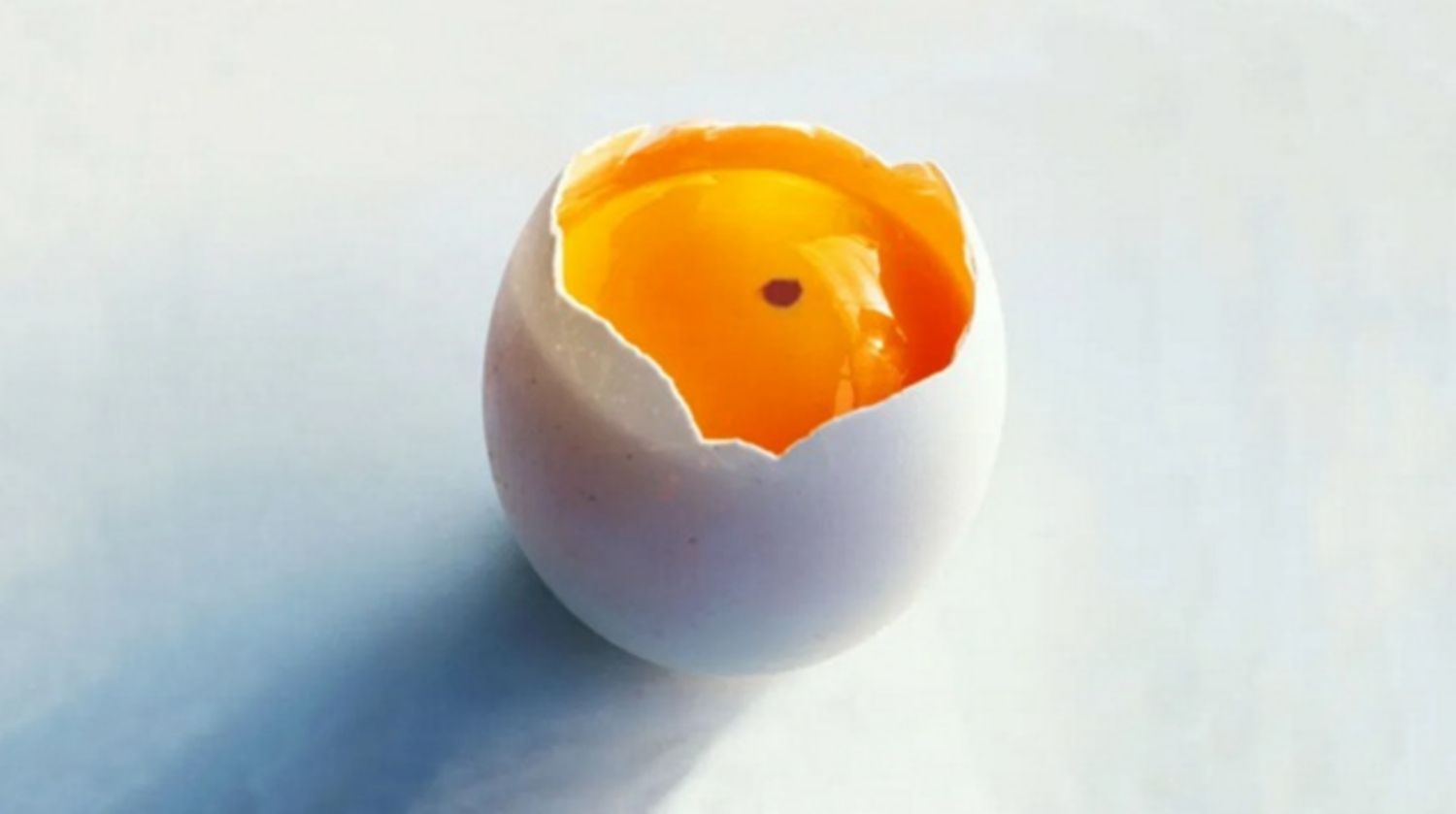 Trứng có dính đốm đỏ có ăn được không?