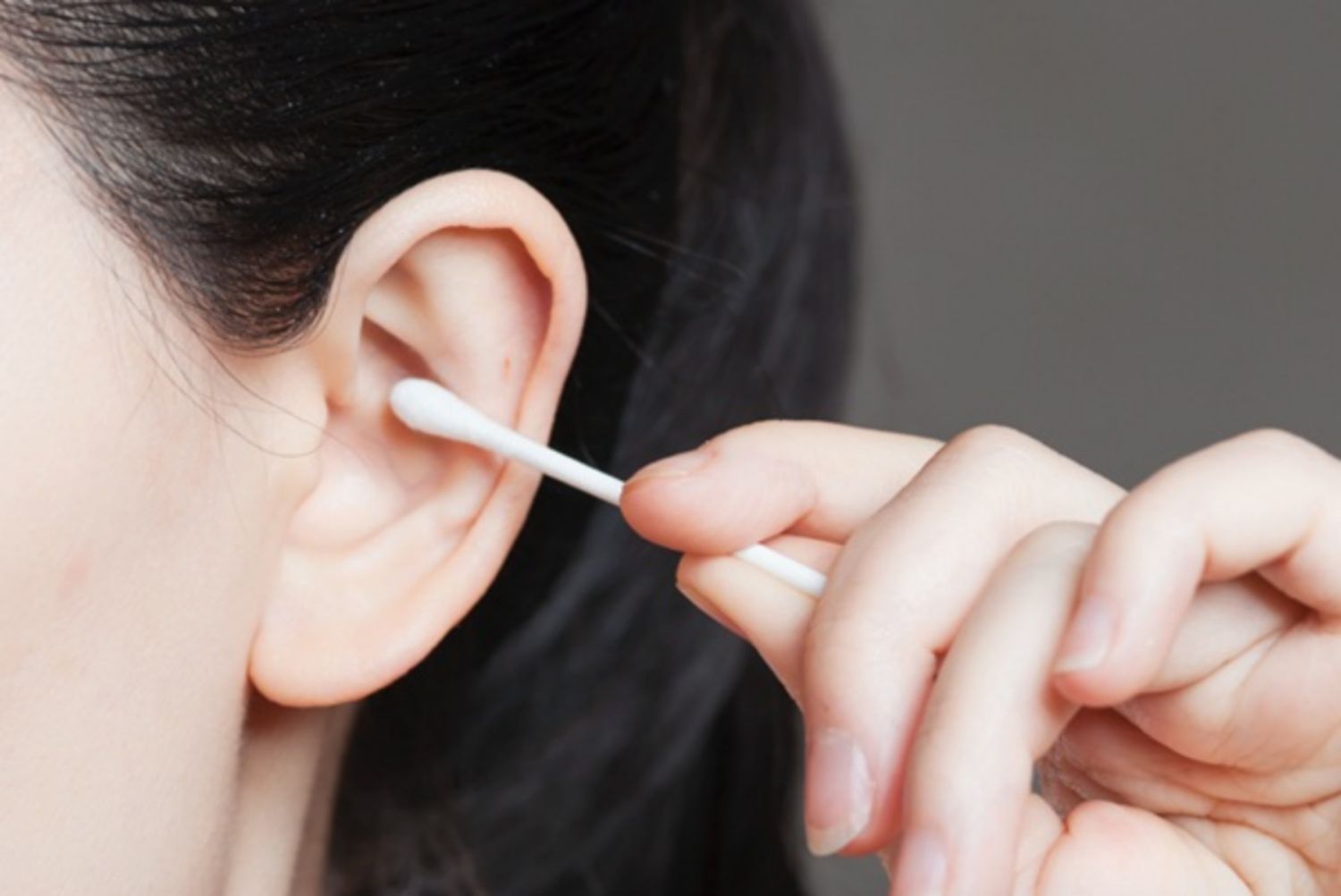 Có nên dùng oxy già để loại bỏ ráy tai không?