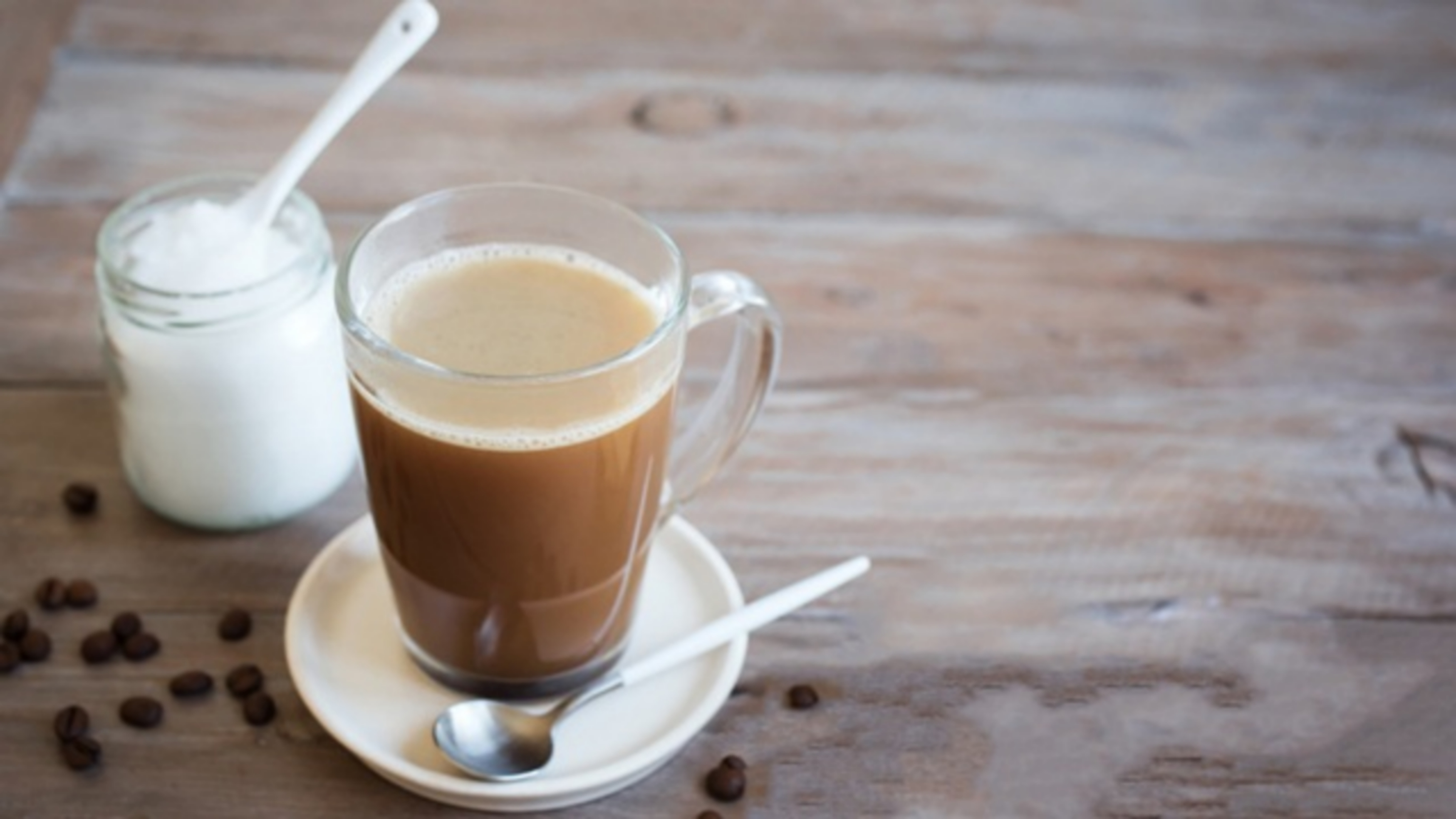 Lợi ích và tác hại khi thêm dầu dừa vào cà phê