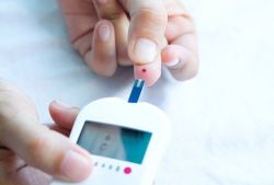 Làm thế nào để theo dõi đường huyết khi mắc bệnh tiểu đường?