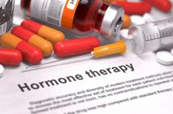 So sánh liệu pháp hormone và liệu pháp không hormone trong điều trị ung thư tuyến tiền liệt giai đoạn cuối