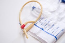 Nhiễm trùng đường tiết niệu do ống thông tiểu điều trị bằng cách nào?