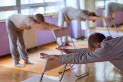 5 tư thế yoga có lợi cho người bị loãng xương