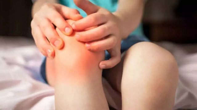 Viêm khớp dạng thấp thiếu niên thể viêm ít khớp là gì?