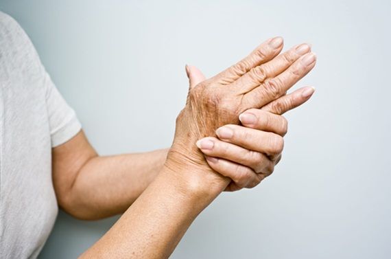 Thoái hóa khớp bàn tay: Triệu chứng và cách điều trị