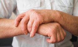 Sự khác biệt giữa viêm khớp vảy nến và thoái hóa khớp