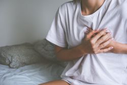 Nguyên nhân dẫn đến đánh trống ngực vào ban đêm là gì?