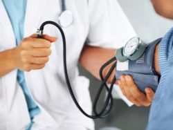 Nguyên nhân nào gây tăng huyết áp sau phẫu thuật?