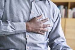 Đánh trống ngực sau khi ăn là do đâu?