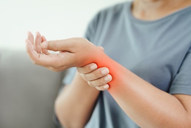 Đau cổ tay là dấu hiệu của bệnh gi?