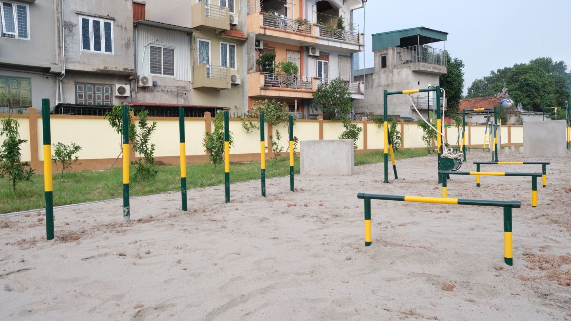 Hoàn thiện khu vực thiết bị bãi thể lực của dự án