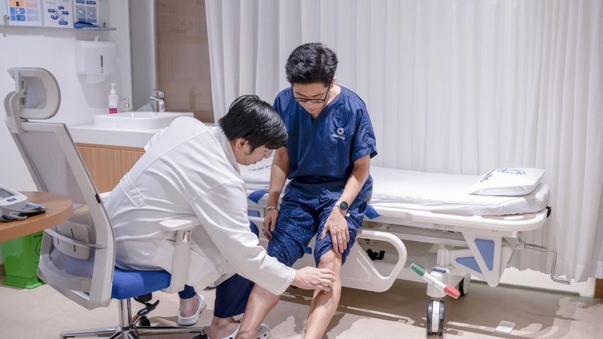 Bác sĩ khám chấn thương gân kheo
