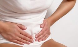 Nguyên nhân nào gây đau bụng dưới và khí hư bất thường?