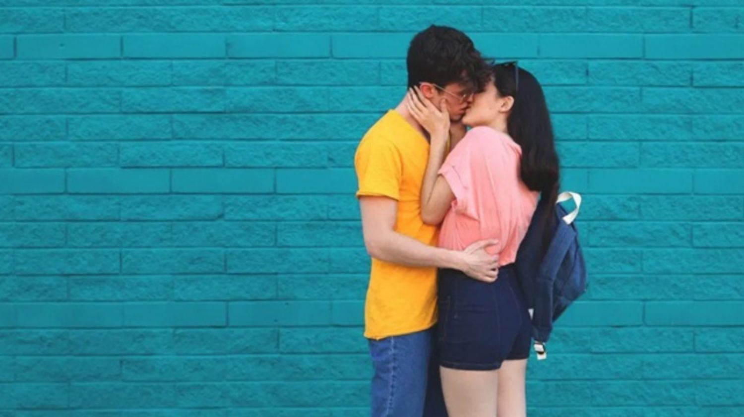 Bệnh lậu có lây khi hôn không và 12 điều khác cần biết