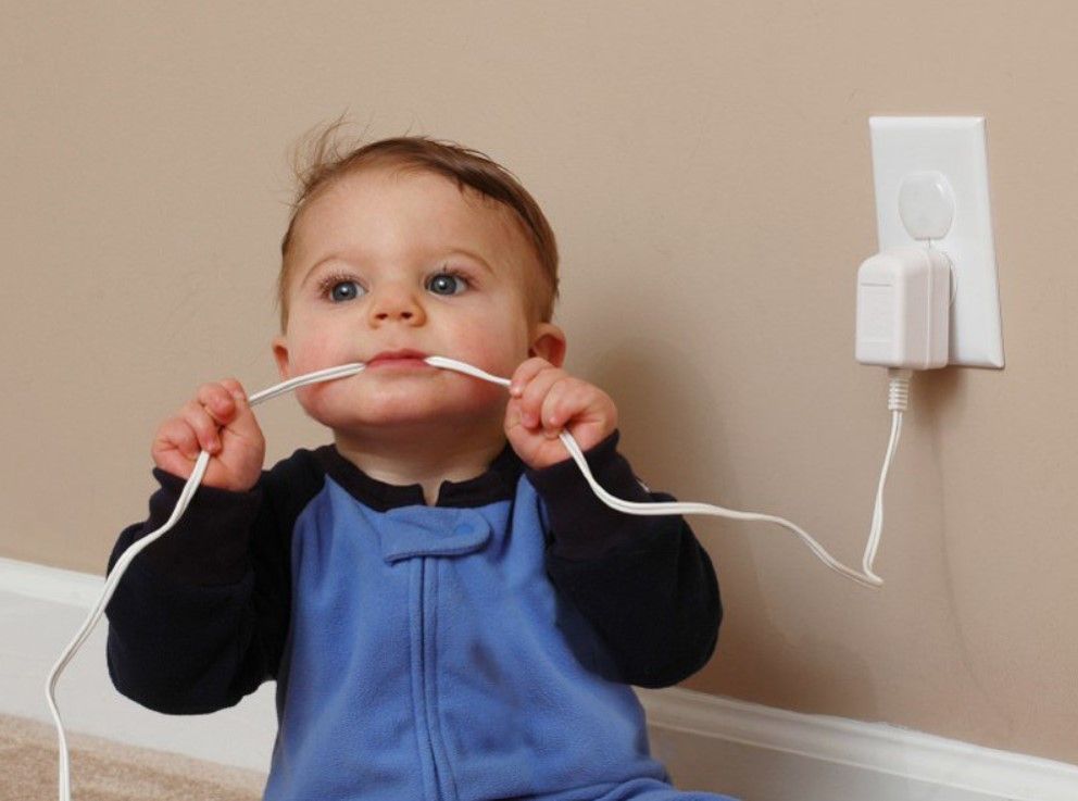 Bác sĩ chỉ cách sơ cứu khi trẻ bị bỏng điện