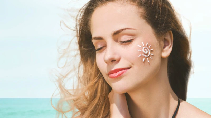 Bôi kem chống nắng thường xuyên để bảo vệ da khỏi tia UV 