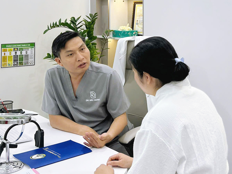 Bác sĩ Đắc Quang có nhiều năm kinh nghiệm trong thực hiện căng da nách