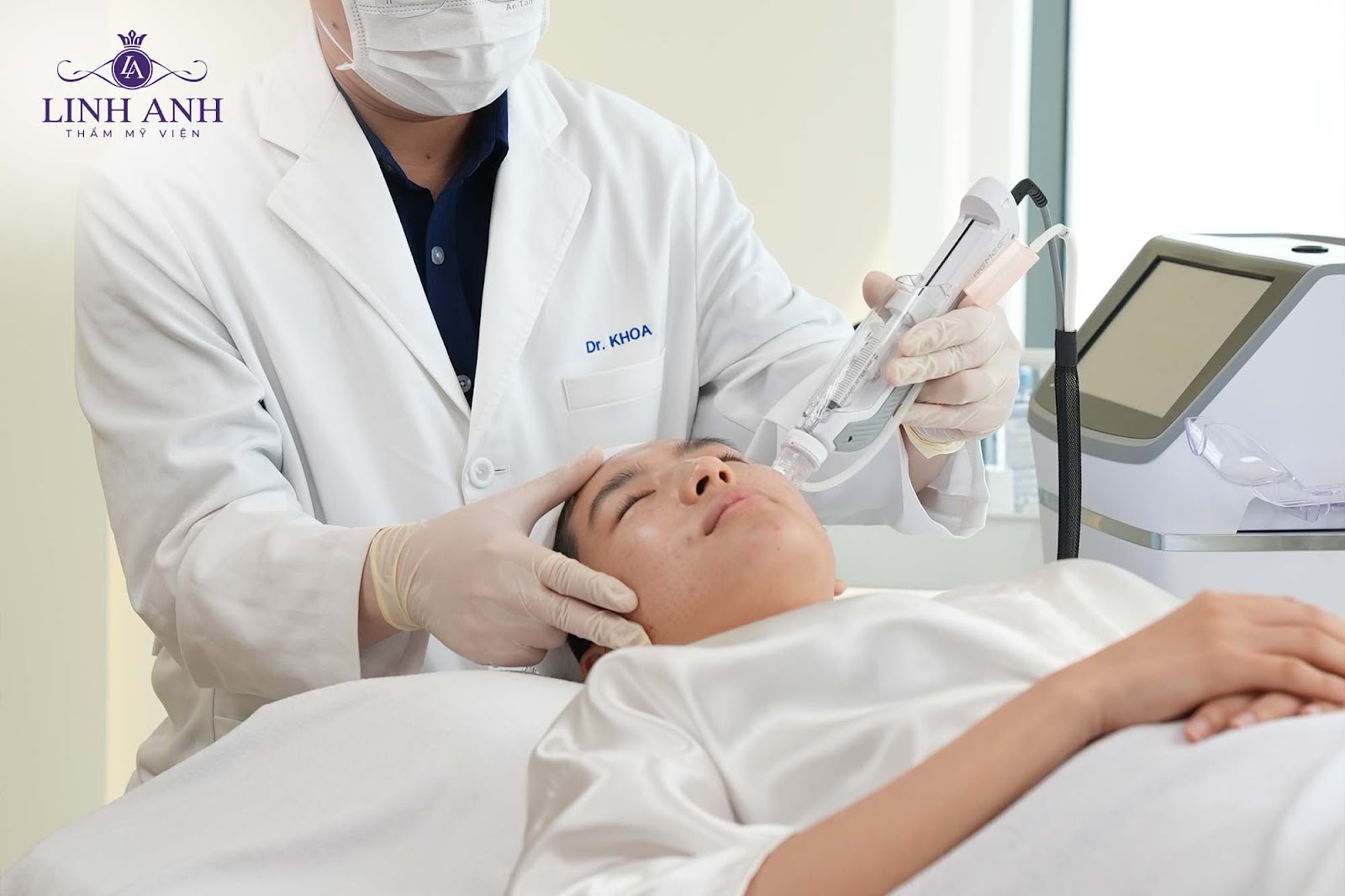 Bác sĩ ứng dụng công nghệ độc quyền tại Linh Anh trong điều trị